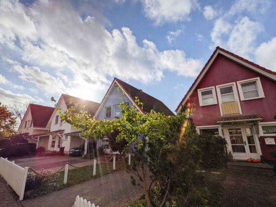 Well-maintained move-in ready homes line a New Jersey neighborhood, reflecting buyer demand for turnkey properties
